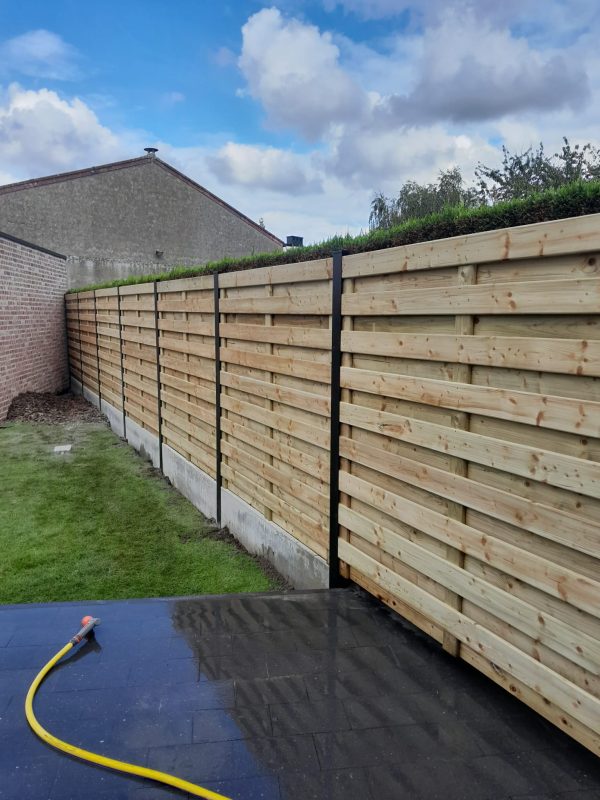Houten schermen met aluminium palen