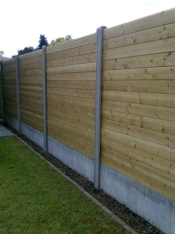 Tand en groefplanken met betonpalen