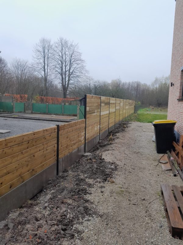 Tand en groef planken met aluminium palen